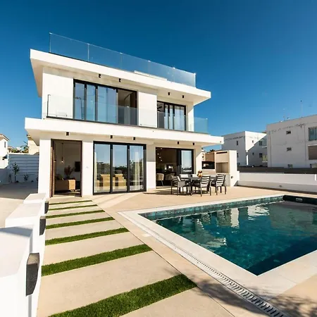 فيلة Stunning 3br Villa/pool,2'walk From Trinity Beach!