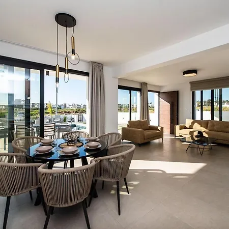 فيلة Stunning 3br Villa/pool,2'walk From Trinity Beach!