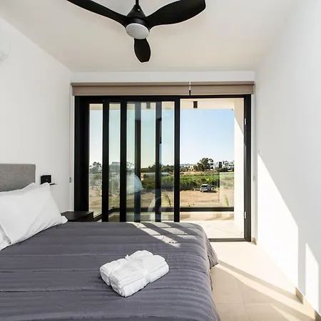 Stunning 3br Villa/pool,2'walk From Trinity Beach! فيلة باراليمني