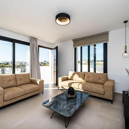 Stunning 3br Villa/pool,2'walk From Trinity Beach! فيلة