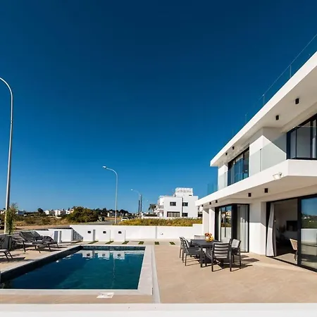 Stunning 3br Villa/pool,2'walk From Trinity Beach! *