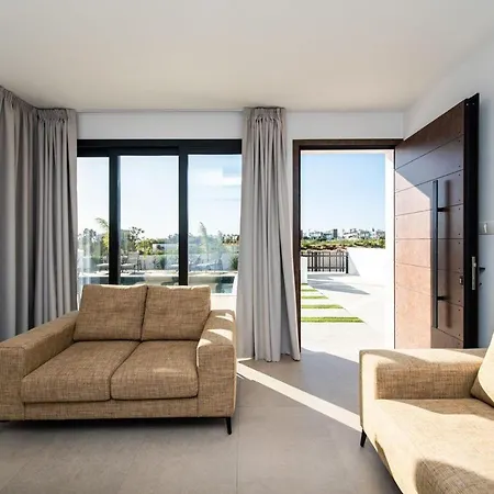 Stunning 3br Villa/pool,2'walk From Trinity Beach! فيلة *