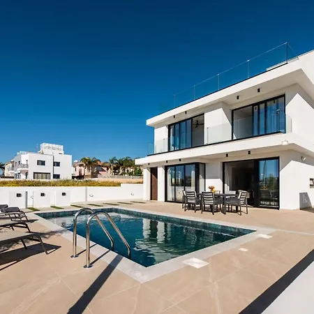 Stunning 3br Villa/pool,2'walk From Trinity Beach! فيلة *