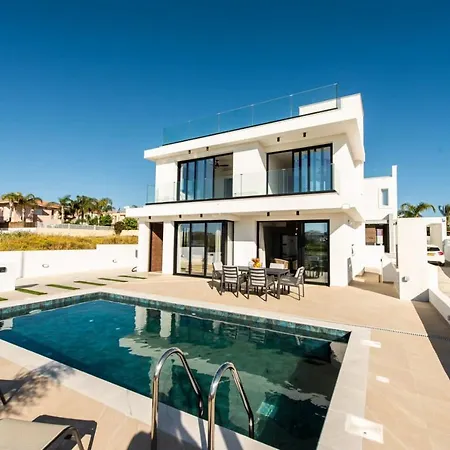 Stunning 3br Villa/pool,2'walk From Trinity Beach! Villa