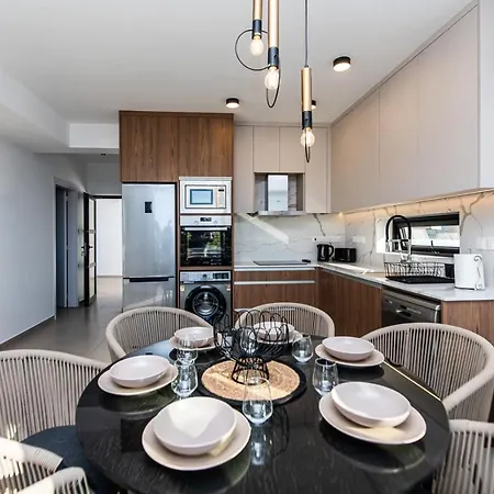 Villa Stunning 3br Villa/pool,2'walk From Trinity Beach! *