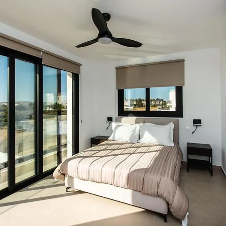 Stunning 3br Villa/pool,2'walk From Trinity Beach! Villa