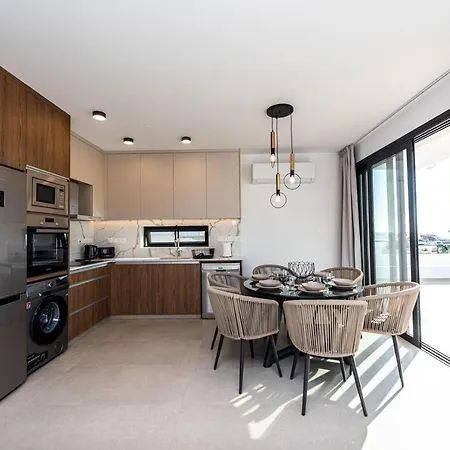 Villa Stunning 3br Villa/pool,2'walk From Trinity Beach! *