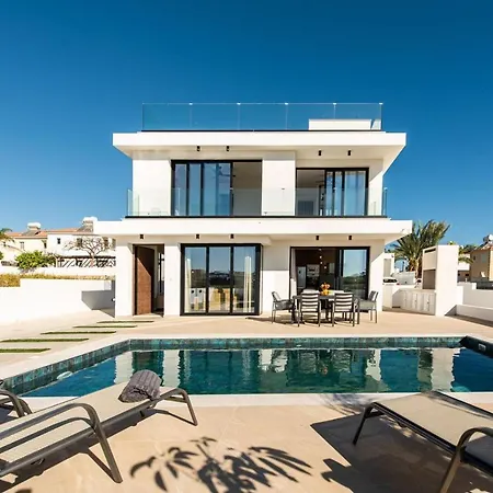 Stunning 3br Villa/pool,2'walk From Trinity Beach! Villa *