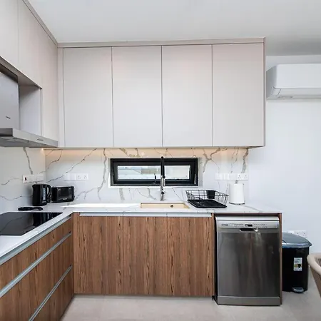 Stunning 3br Villa/pool,2'walk From Trinity Beach!