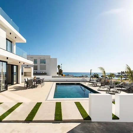 Stunning 3br Villa/pool,2'walk From Trinity Beach! Villa