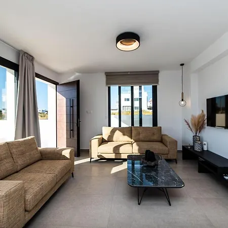 Stunning 3br Villa/pool,2'walk From Trinity Beach! Villa Paralimni